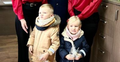 Przedszkolaki z życzeniami odwiedziły policję w Szydłowcu